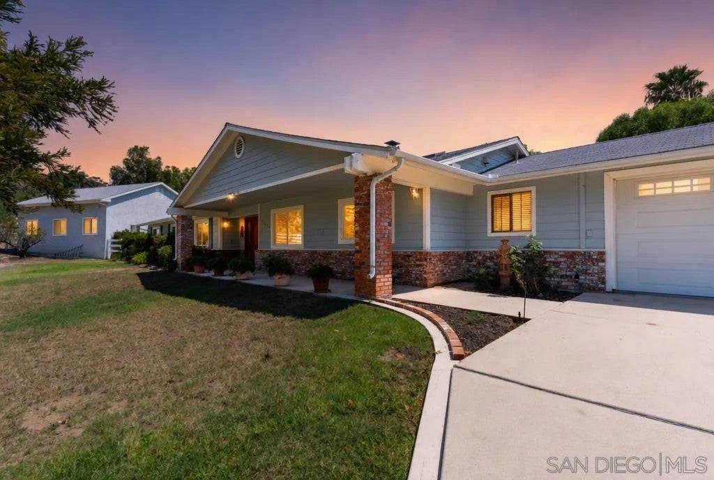 1044 Valentine Lane — photo