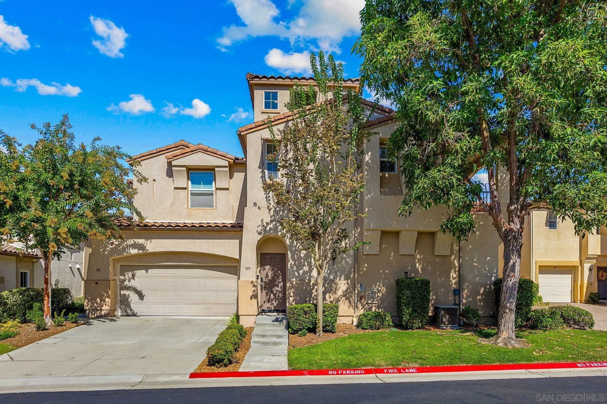 977 Pearleaf Ct — photo