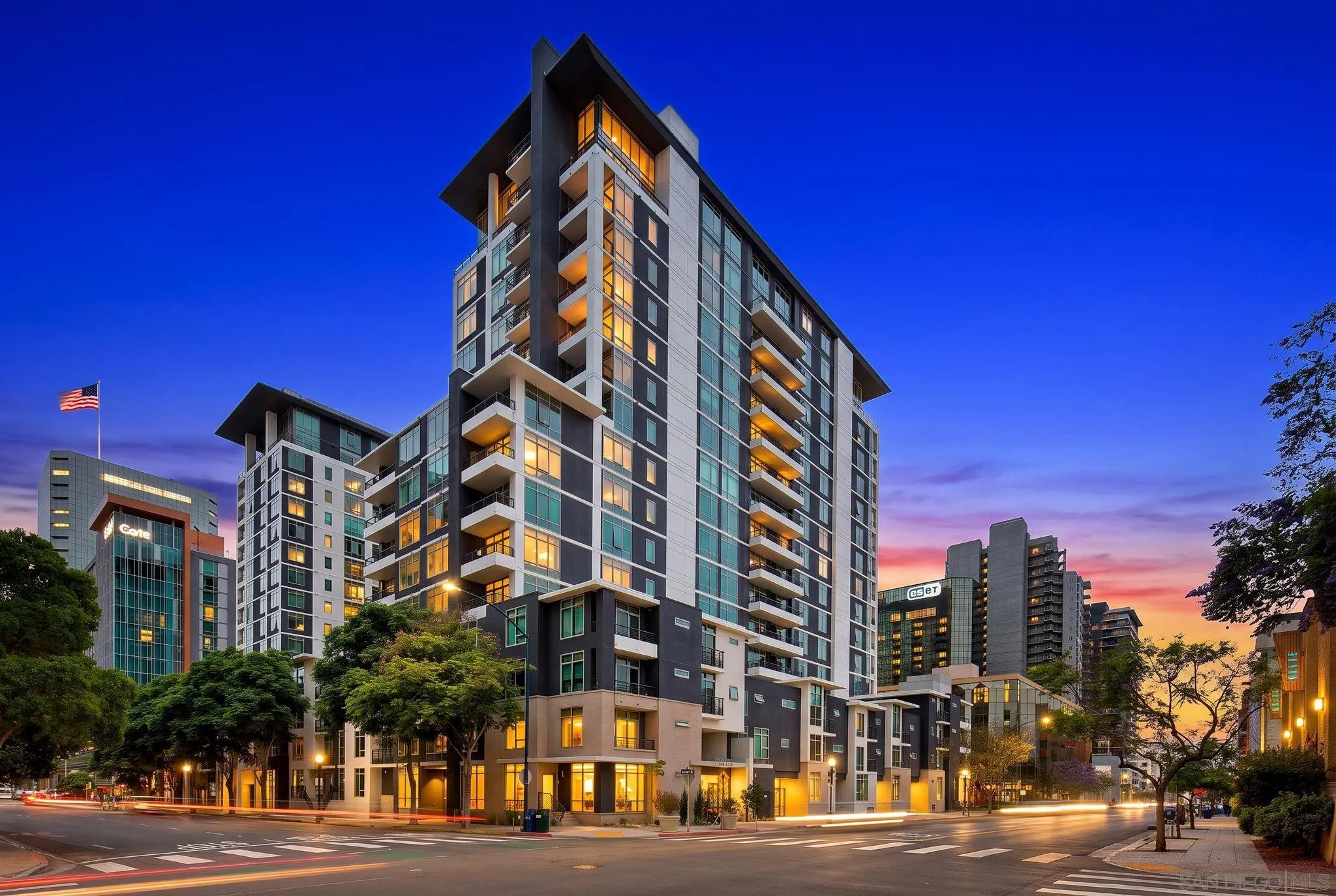 425 W Beech Unit 327 — photo