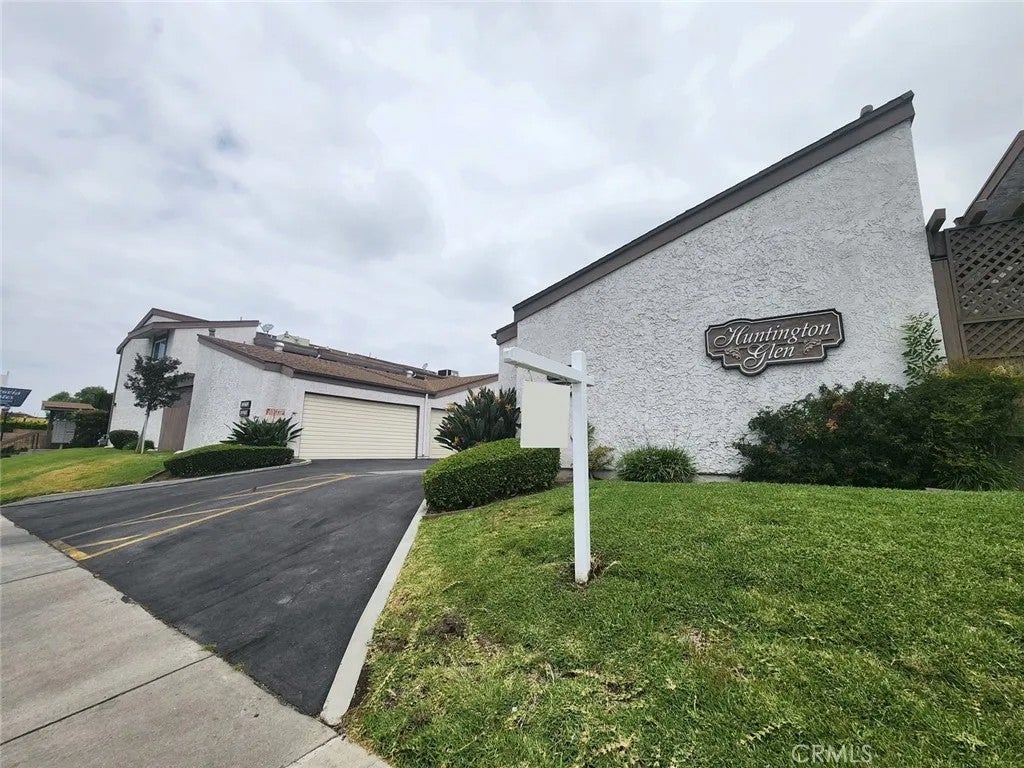 1047 E Huntington Drive C — photo