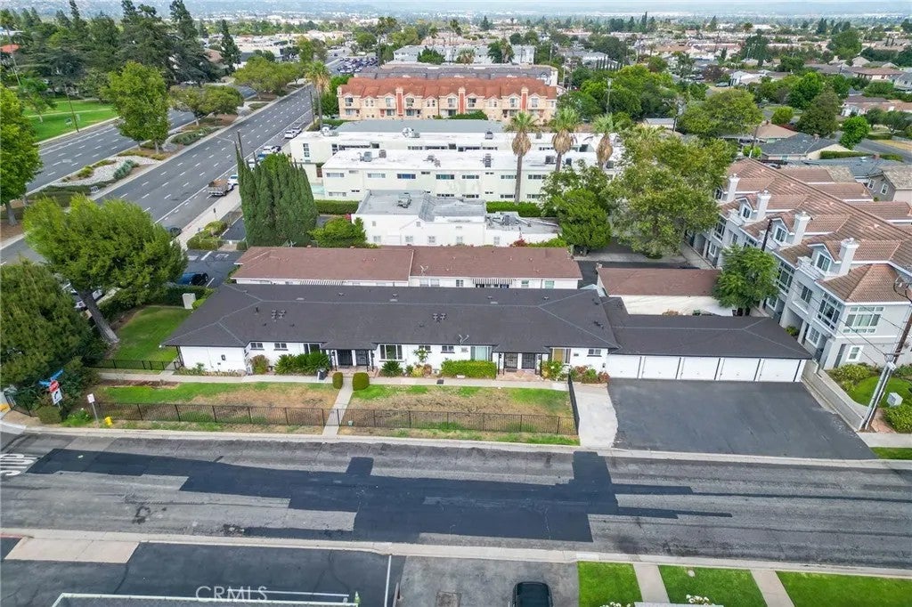 9050 Huntington Drive — photo