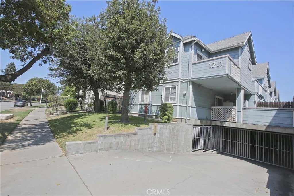 1211 Huntington Drive F — photo
