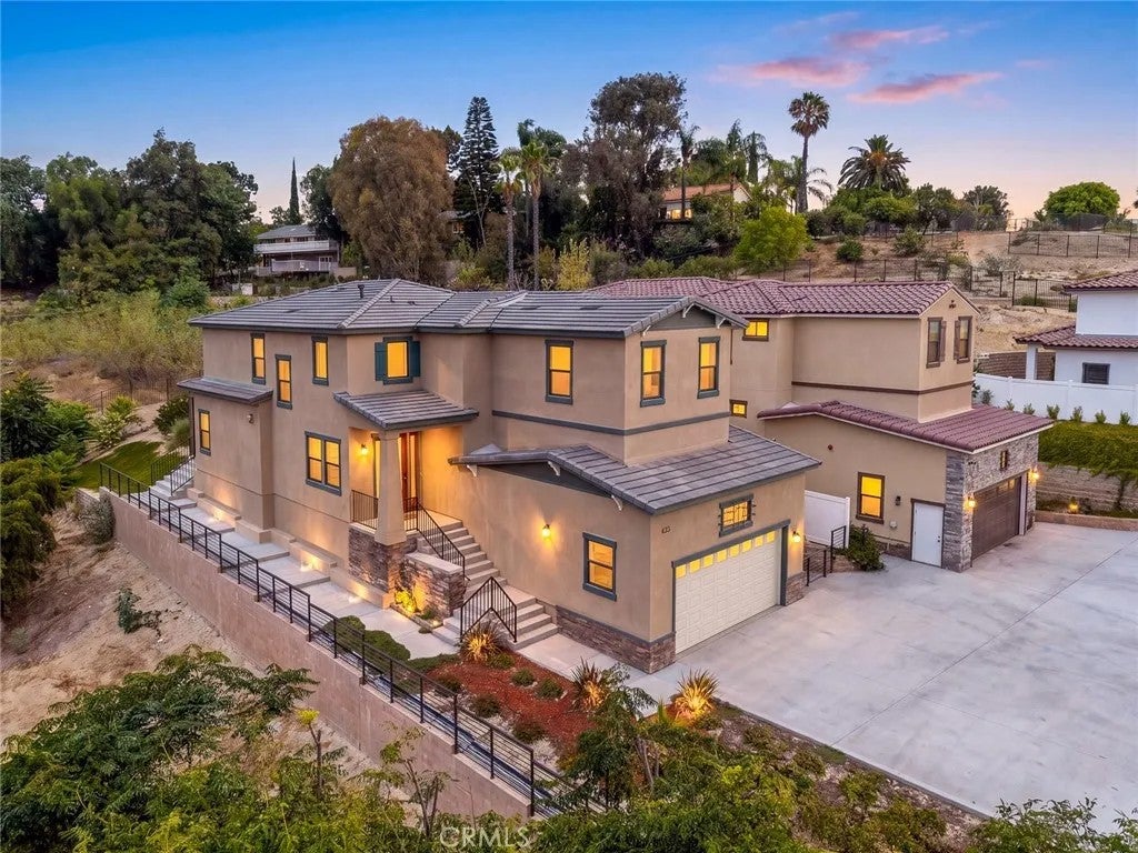 693 Castlehill Drive — photo
