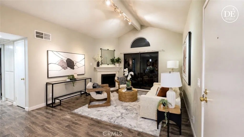 22765 Lakeway 432 — photo
