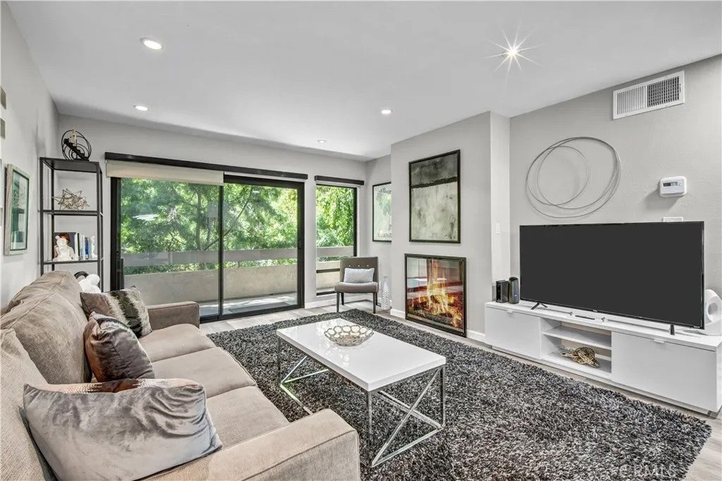 950 N Kings Road 103 — photo