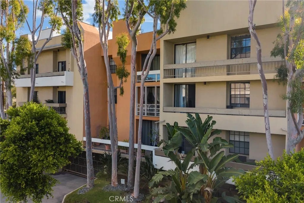 740 N Kings Road 208 — photo