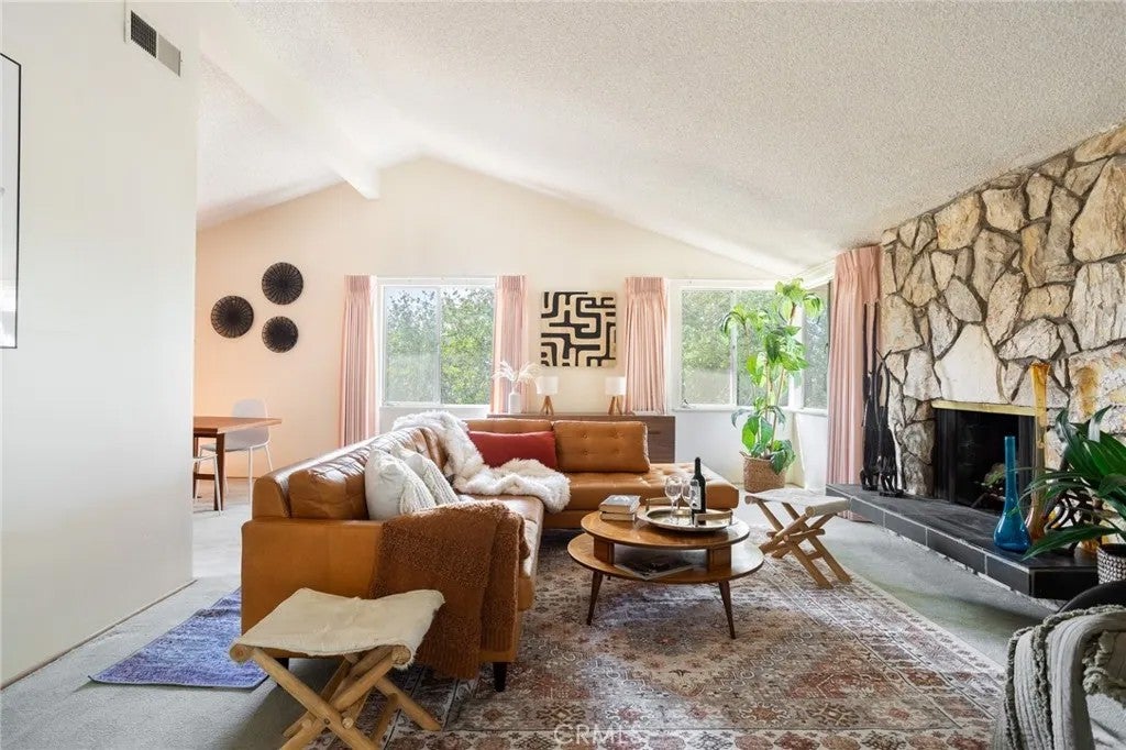 2020 Liliano — photo
