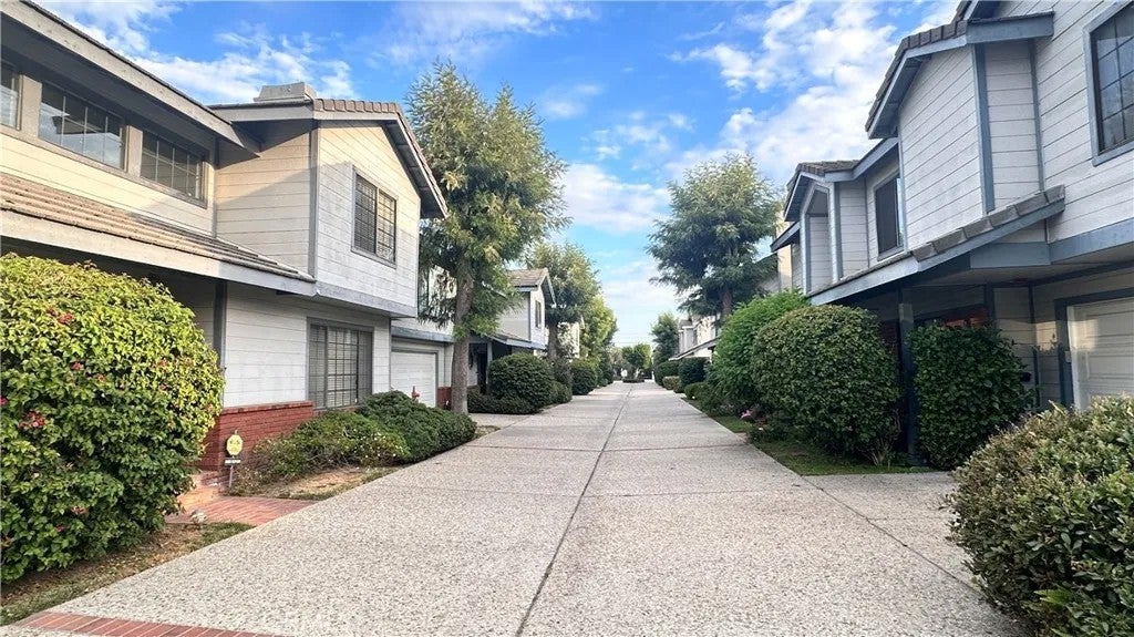 333 Genoa — photo