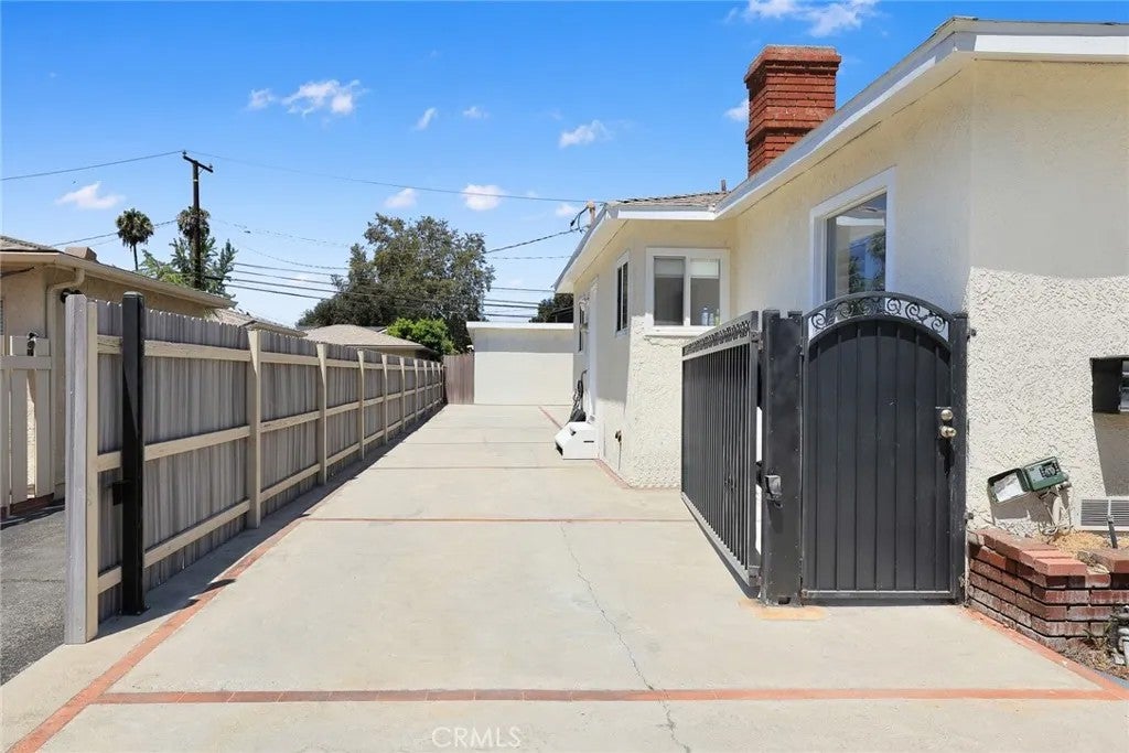 915 N Santa Anita B — photo