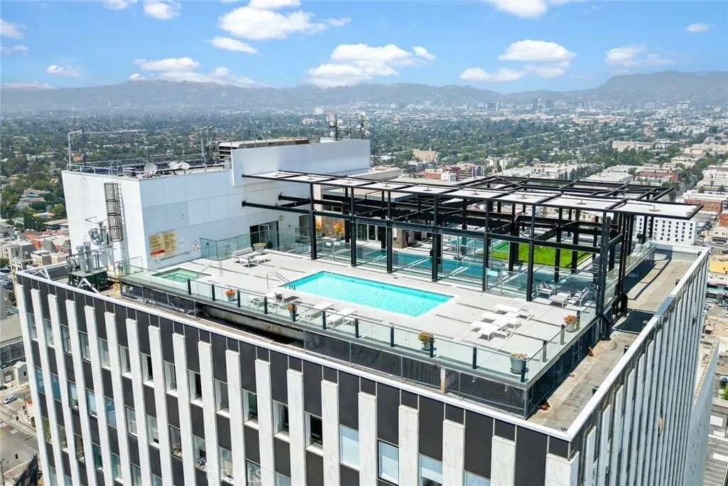 3810 Wilshire Blvd Unit 1811 — photo