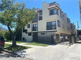 1022 Irving Avenue Unit 3 — photo
