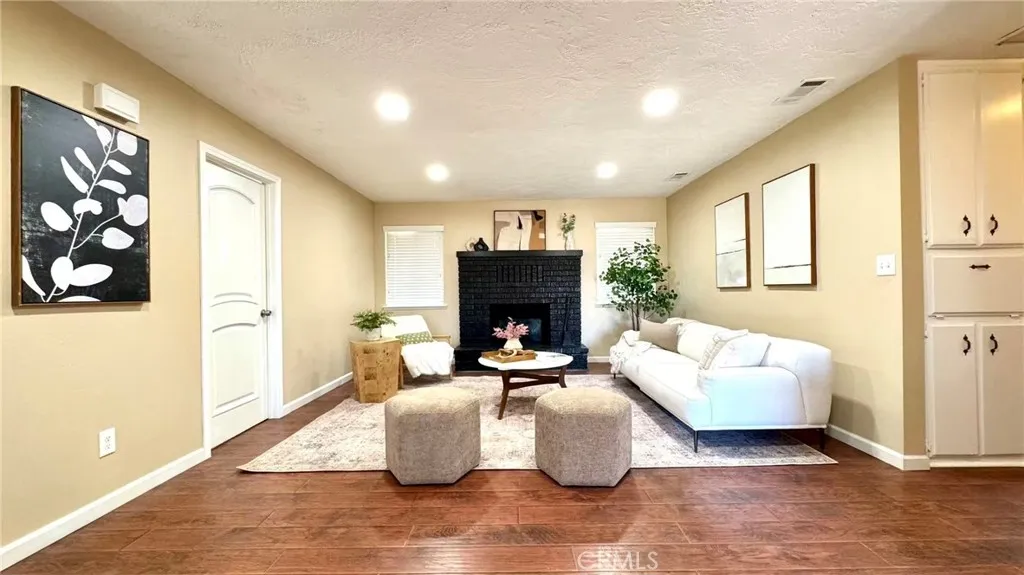 9957 Oakwood — photo