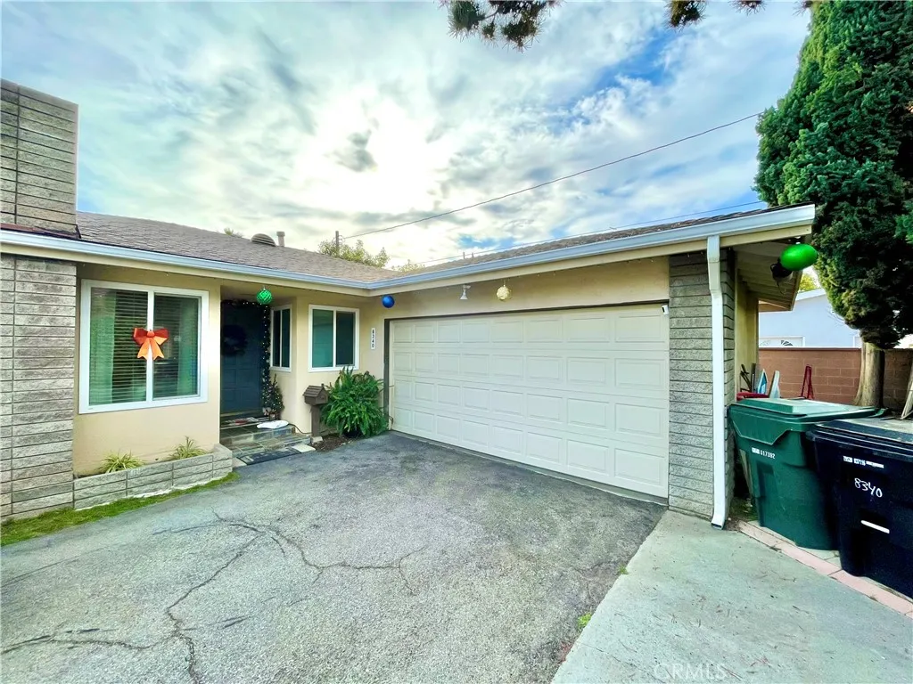 8340 Sheffield — photo