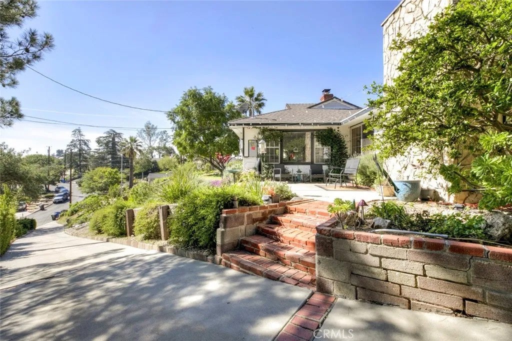 10557 Mahoney — photo