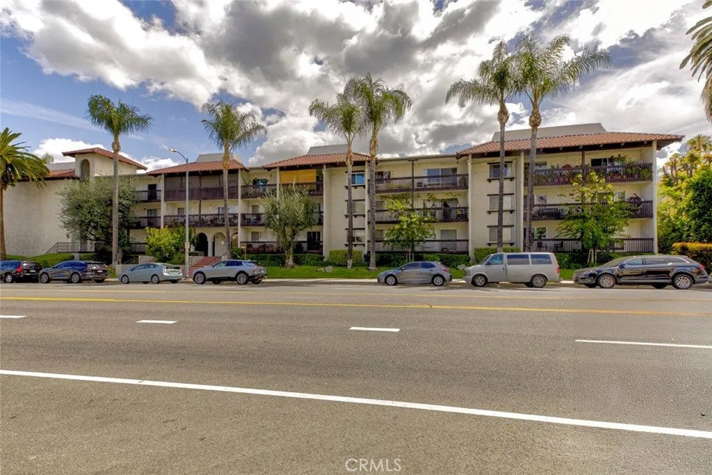 5334 Lindley Avenue 337 — photo