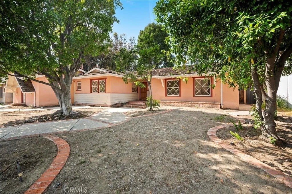 18543 Chatsworth — photo