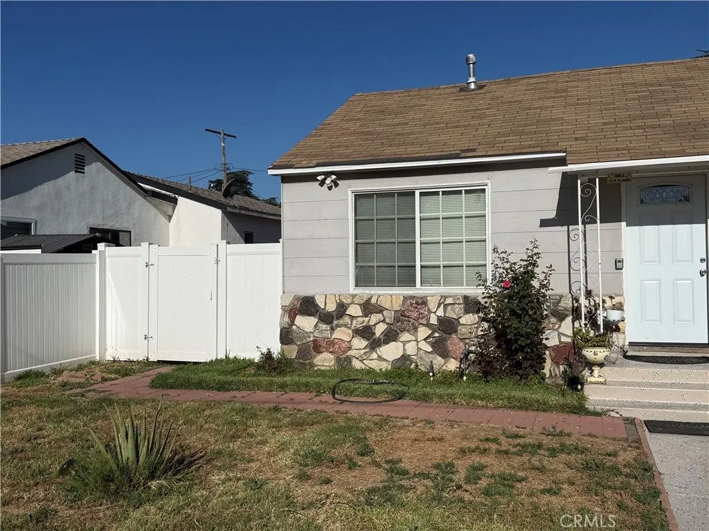 7045 Lindley — photo