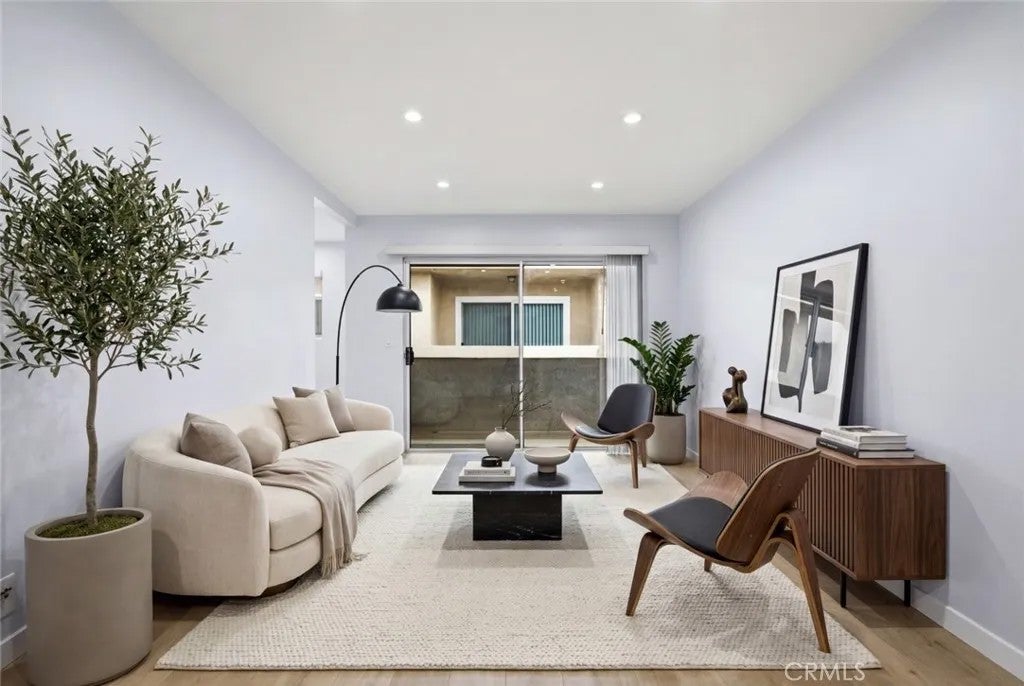 6245 Woodman Avenue 209 — photo