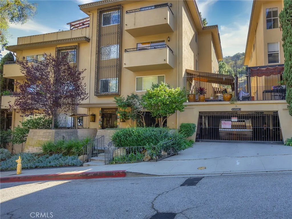 6724 Hillpark Drive Unit 302 — photo