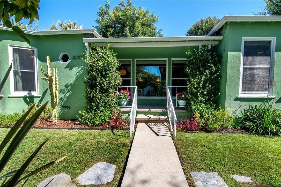 10703 Collins Street — photo