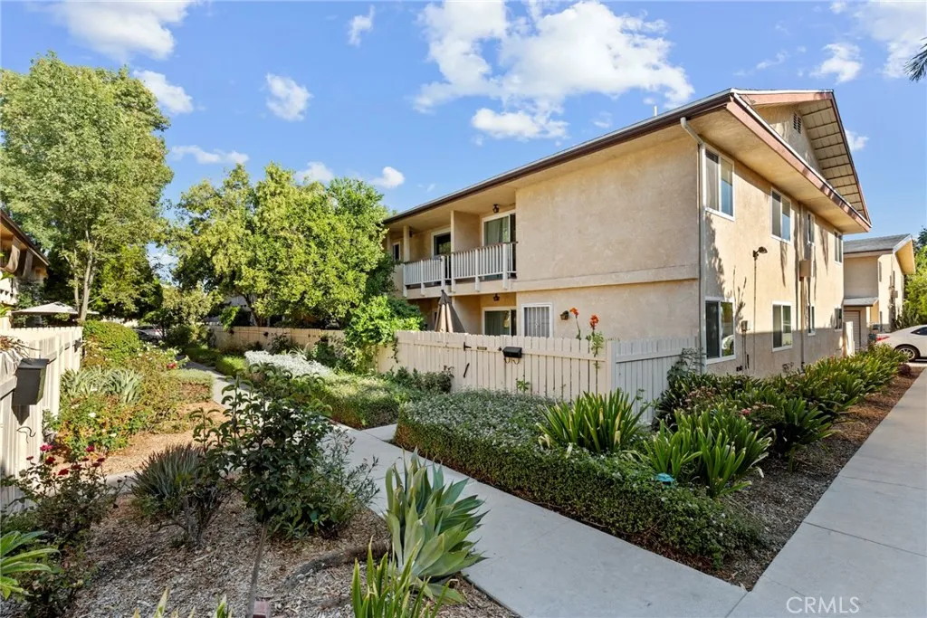 8031 Canby Ave Unit 4 — photo