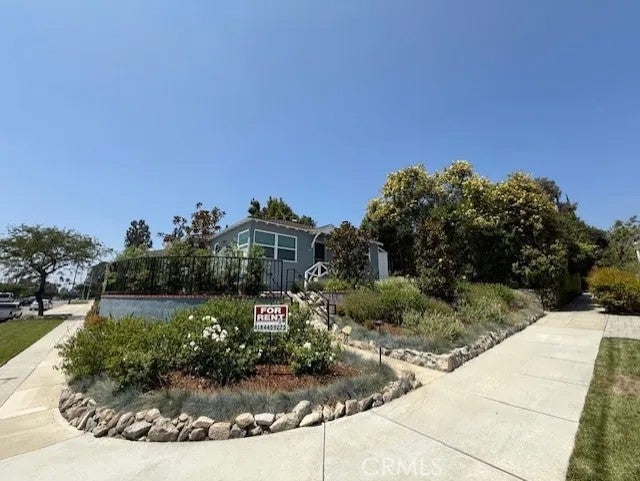 1002 N Glenoaks Boulevard — photo