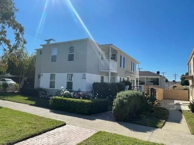 1715 N Glenoaks Boulevard — photo