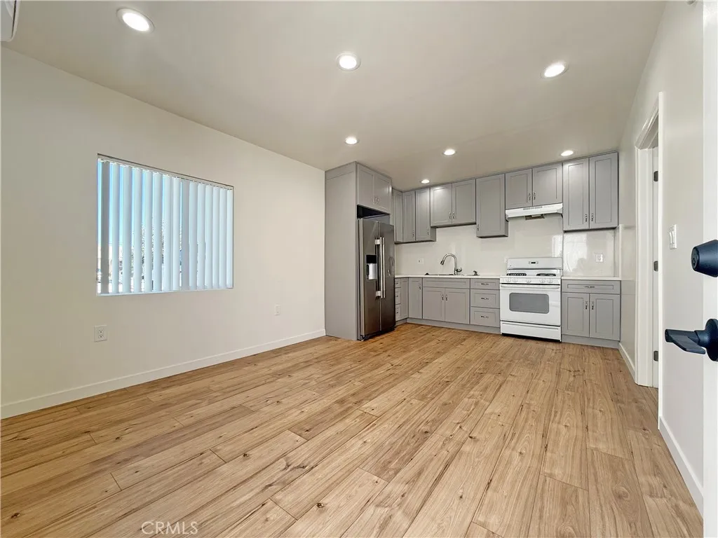 11245 Mclennan — photo