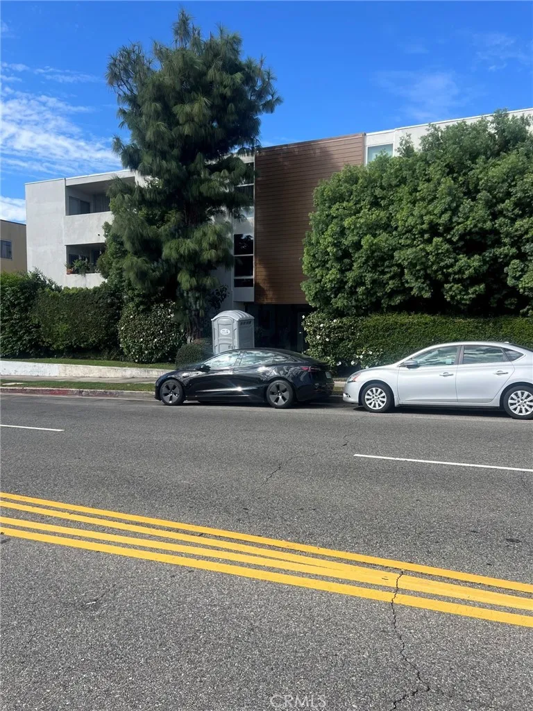 6251 Coldwater Canyon — photo
