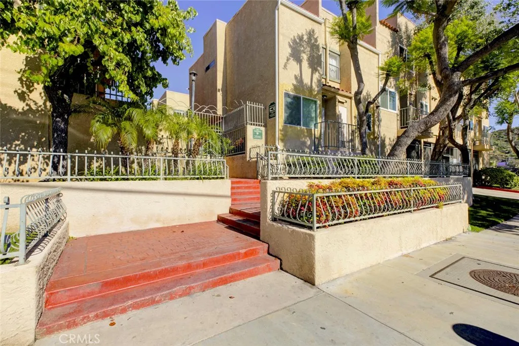 10260 Plainview Avenue Unit 22 — photo