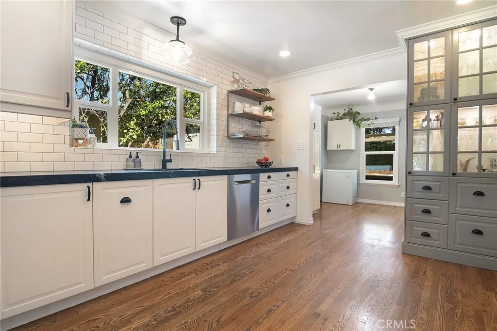 10703 Collins Street — photo
