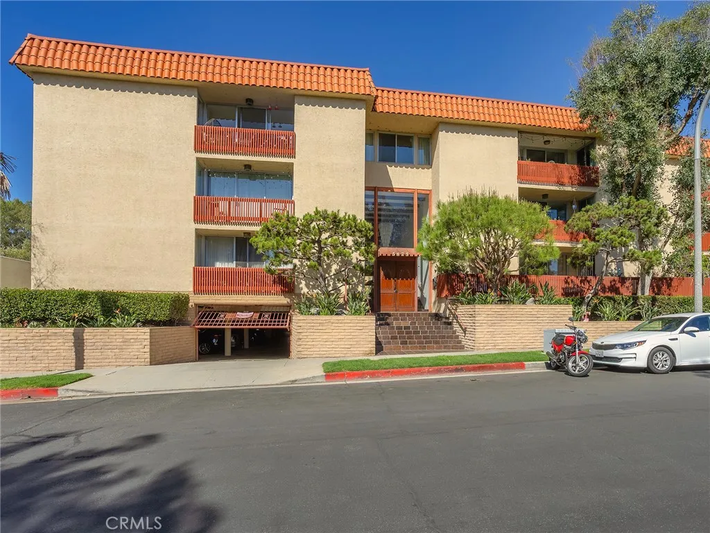 5875 Doverwood Drive Unit 103 — photo