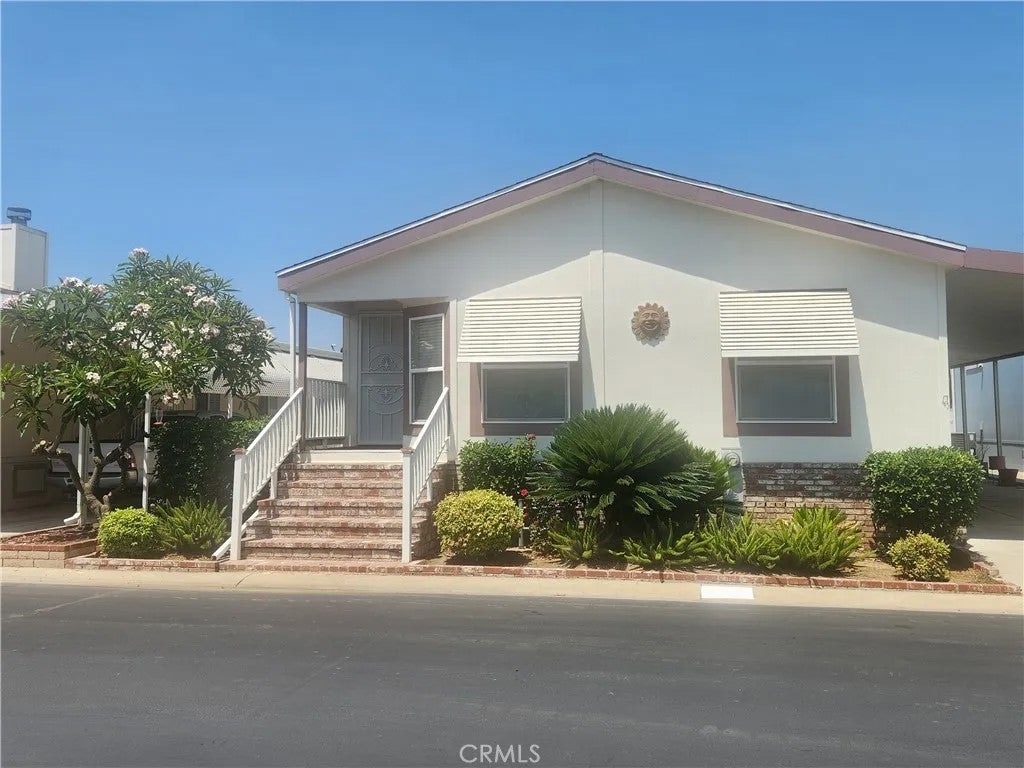 1245 W Cienega 75 — photo