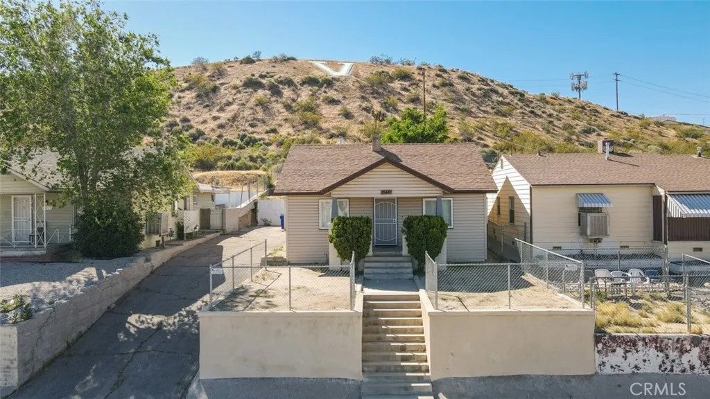 15461 Hesperia Road — photo