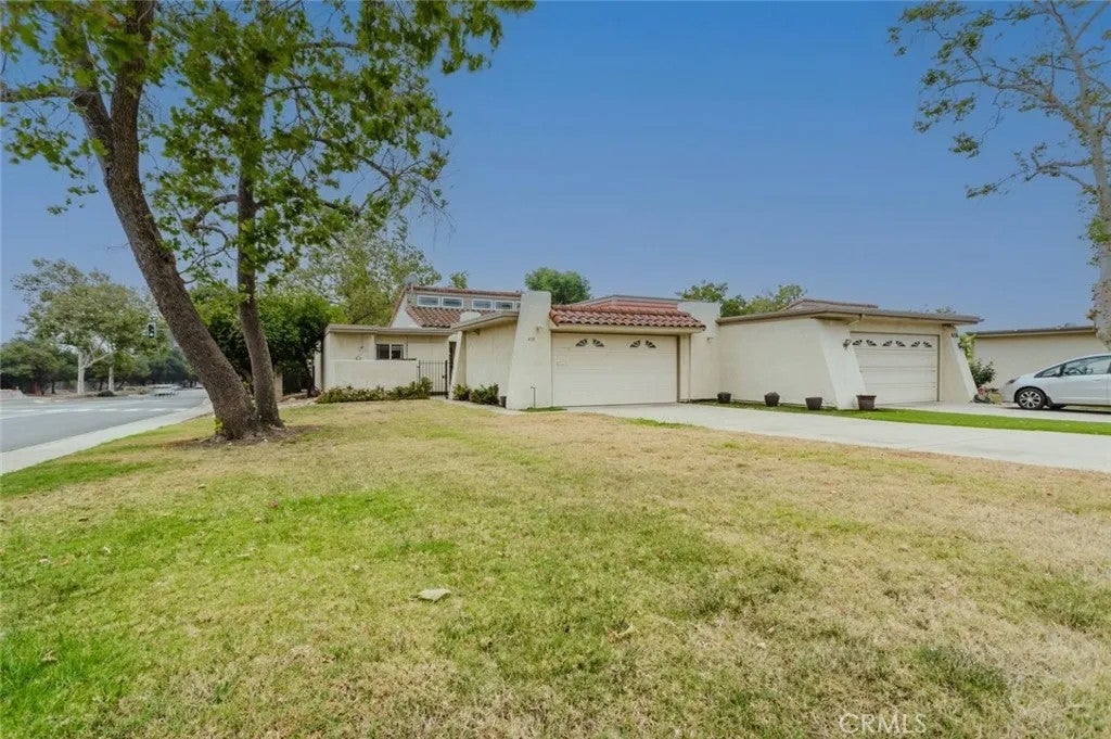 410 Champlain Drive — photo