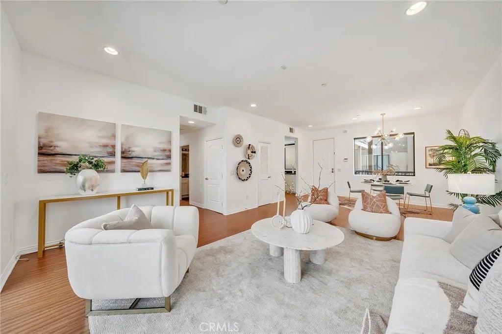230 S Jackson 206 — photo
