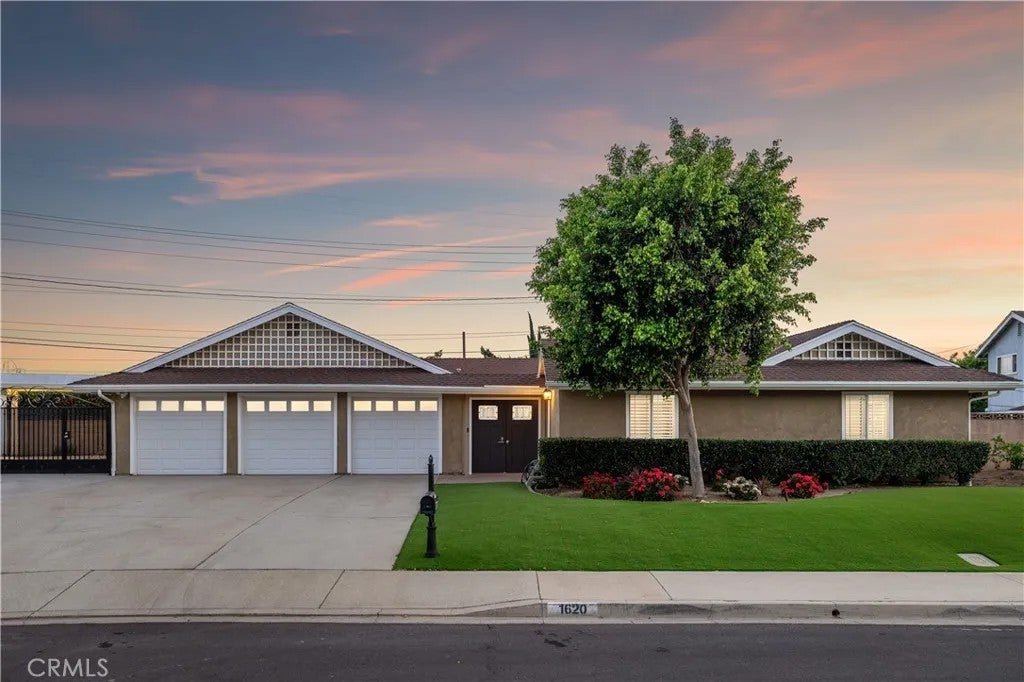 1620 Victoria Place — photo