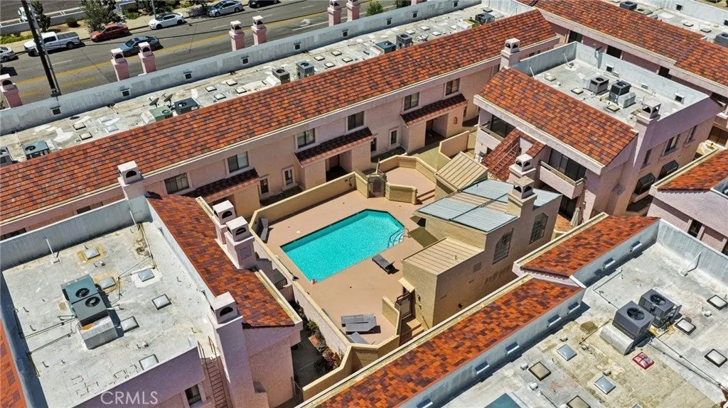 9906 Owensmouth 14 — photo