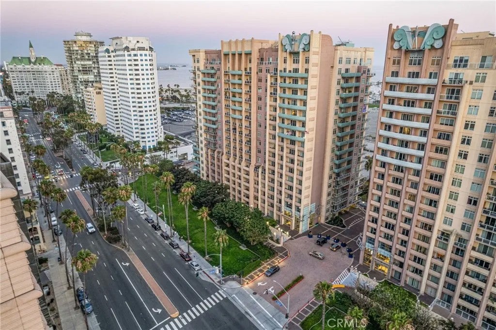 488 E Ocean 809 — photo