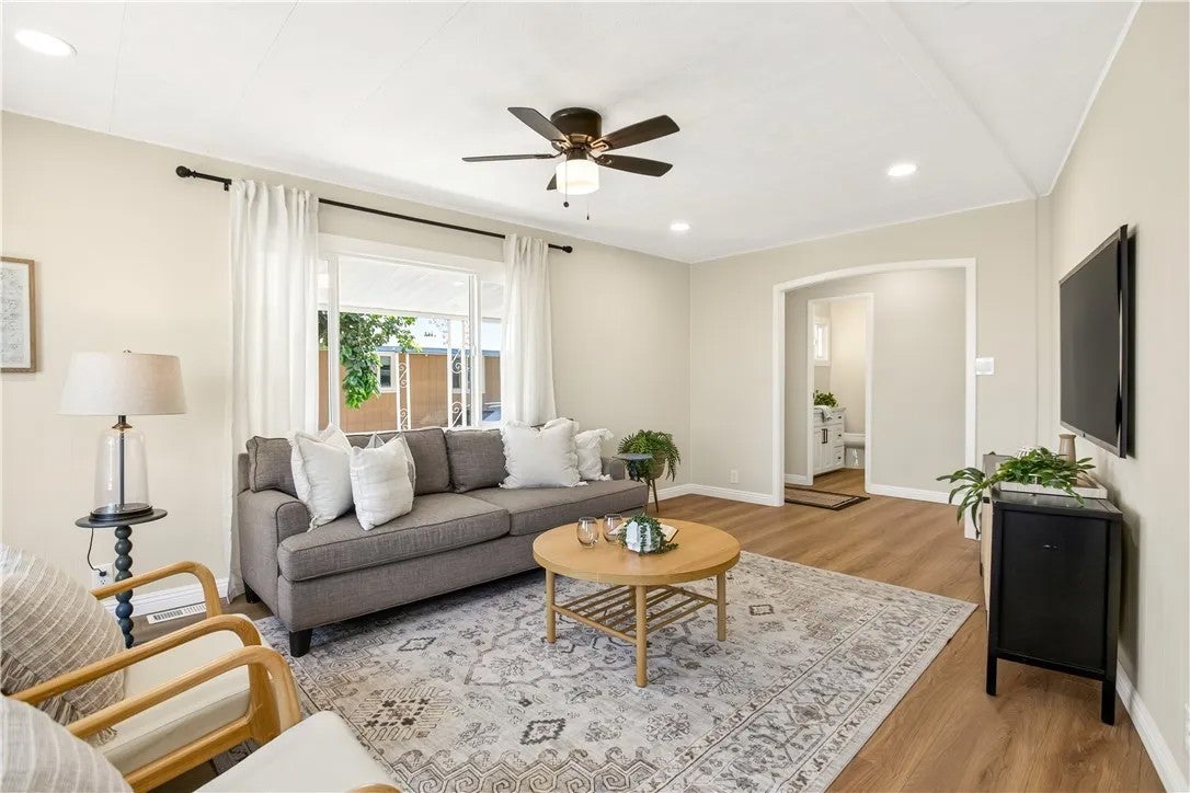 3530 Damien 249 — photo