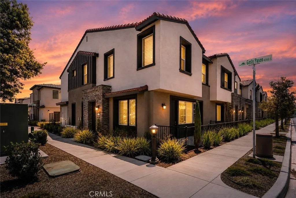 2843 E Bedford Privado — photo