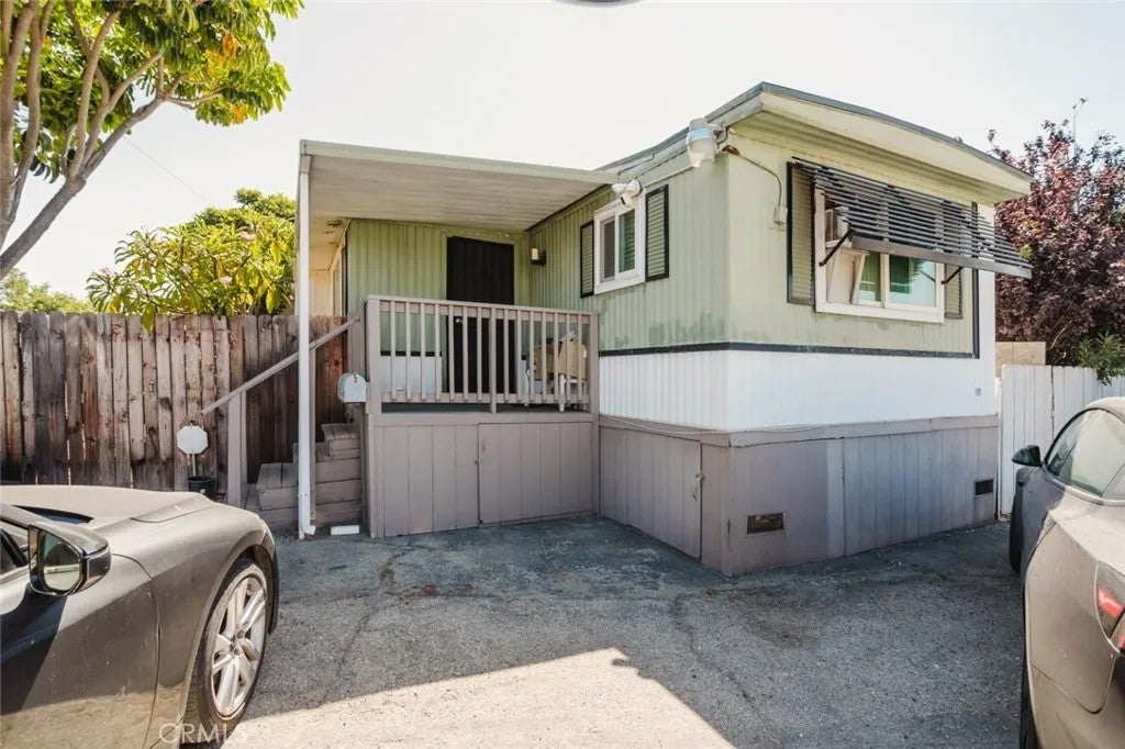 4400 Holt 37 — photo