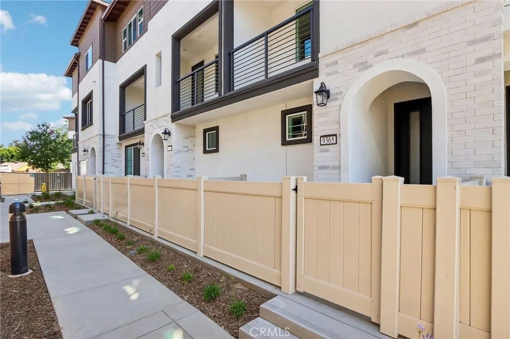 9563 Hannah Way — photo