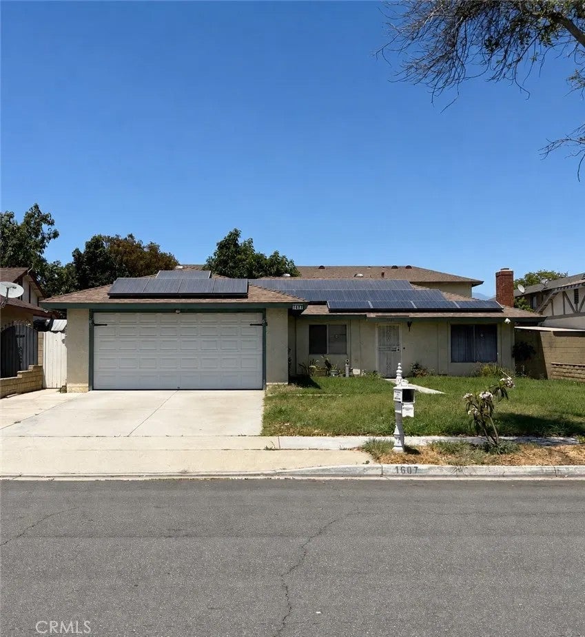 1607 E Oak Hill Court — photo
