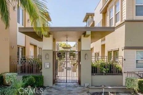 441 N Los Robles 16 — photo