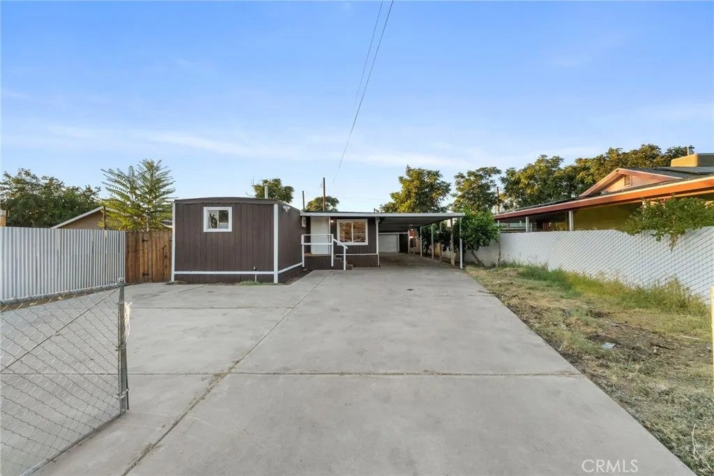 718 Willow Drive — photo