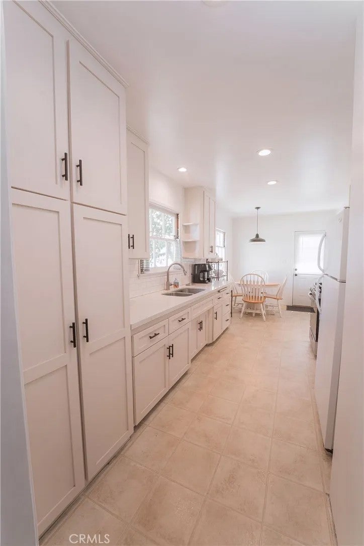 228 E Hurst — photo