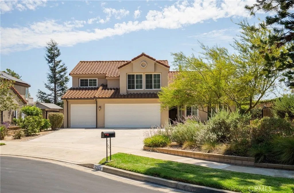 2528 Sloan — photo
