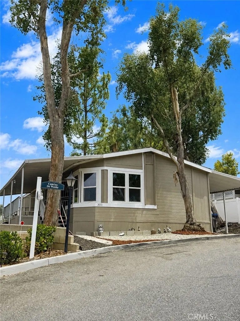 15181 Van Buren 303 — photo