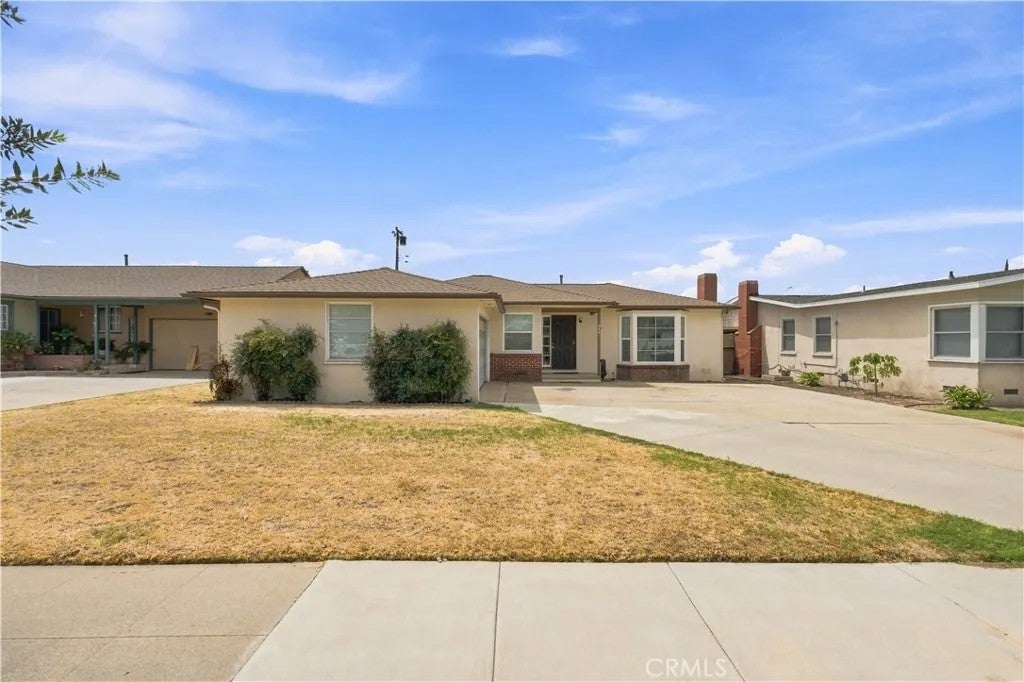 868 James Place — photo